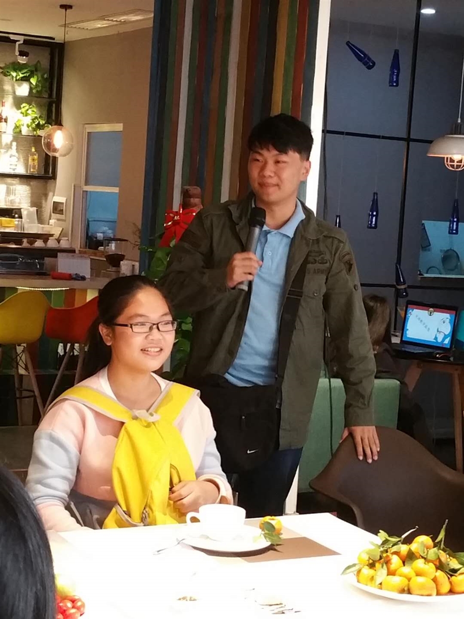 韋同學(xué)在分享學(xué)習(xí)日語(yǔ)的經(jīng)驗(yàn)