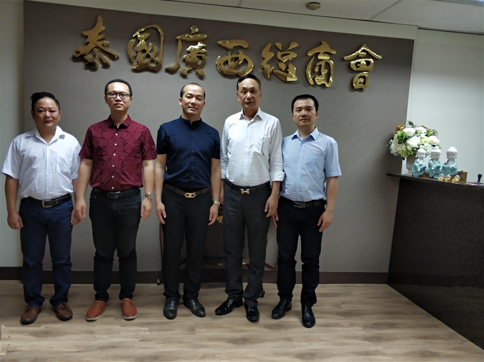 從左往右依次為國際部合伙人林健偉先生（左一），國際部總監(jiān)吳琪先生（左二），執(zhí)行董事粟宥朝先生（左三），商會主席李宇明（右二），國際部合伙人黃文超先生（右一）