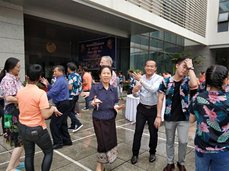 老撾駐南寧總領事萬?！ぞS麗雅彭女士與廣西金沛教育執(zhí)行董事粟宥朝先生一起在總領事館廣場載歌載舞