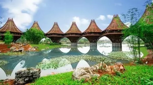 圖為中國-東盟友誼館。該建筑以廣西的風雨橋為原型，寓意“手拉手，心連心”。表達中國與東盟十國睦鄰友好、合作共贏之意。