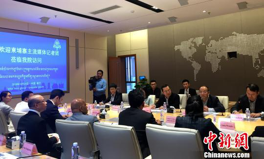 柬埔寨主流媒體采訪團在廣西大學(xué)與師生交流。