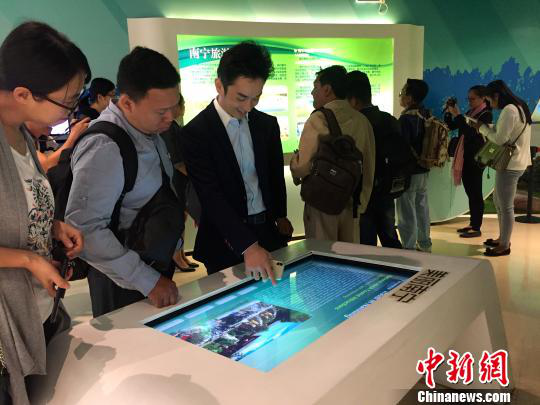 柬埔寨主流媒體采訪團參觀南寧市規(guī)劃館。