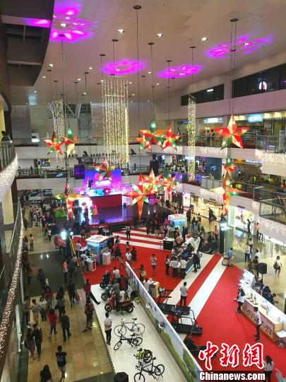 圖為馬尼拉馬卡蒂一商場(chǎng)，開始?xì)q末大促銷，青年人消費(fèi)暢旺。 關(guān)向東 攝