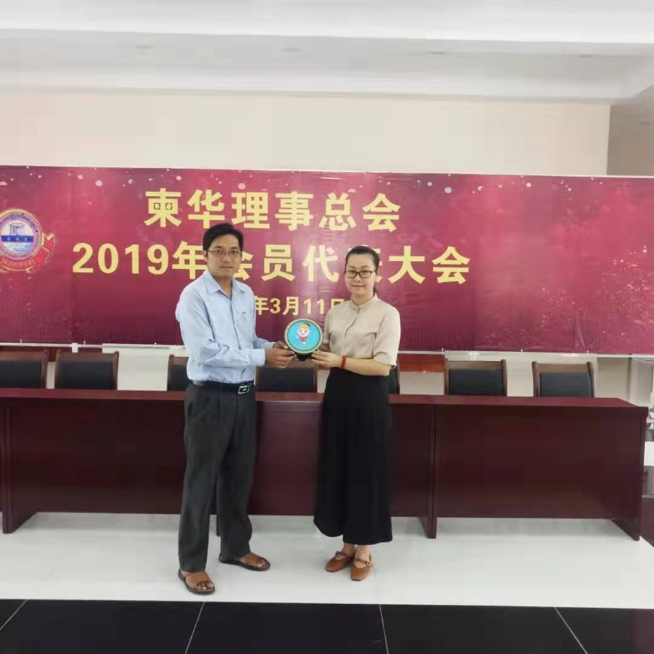 與柬華理事總會鐘耀輝秘書長合影，并交換了紀念品