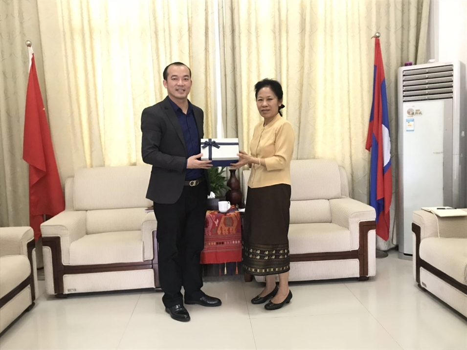 老撾國(guó)立大學(xué)中國(guó)代表處向老撾人民民主共和國(guó)駐南寧總領(lǐng)事館贈(zèng)送紀(jì)念品